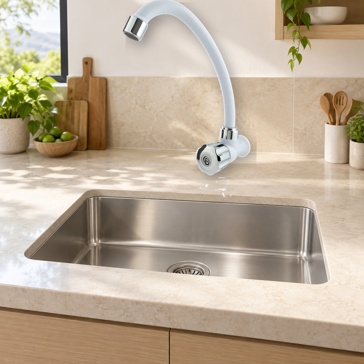 Llave sencilla de pared en ABS blanco instalada en cocina clara
