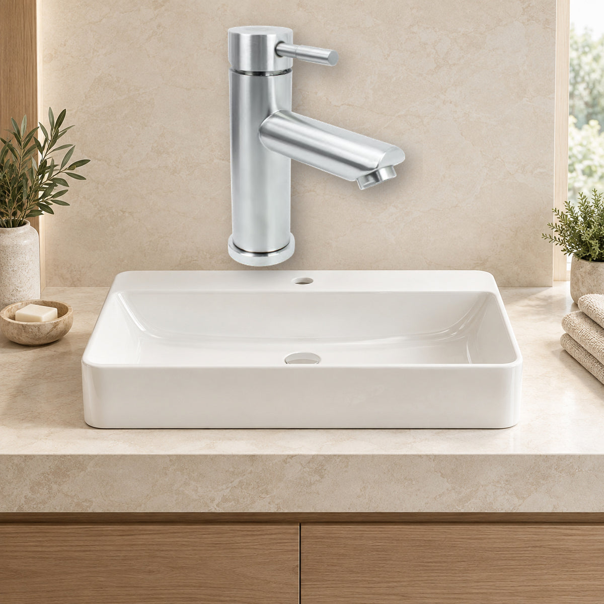 Mezclador para lavamanos en acero inoxidable satinado instalado en baño claro