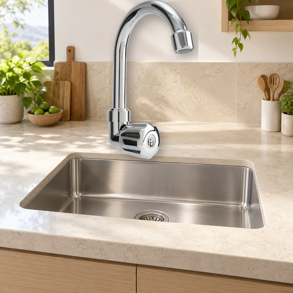 Llave sencilla de pared en ABS cromado con perilla instalada en cocina clara