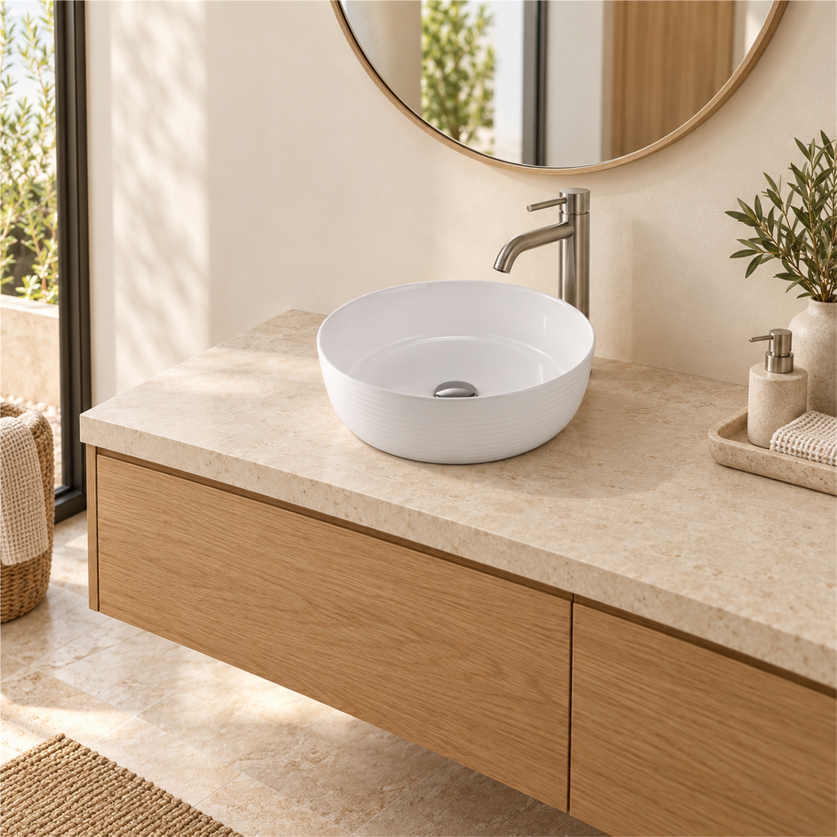 Lavamanos Laredo blanco instalado sobre cubierta con mueble de madera; grifería y ambientación no incluidas.