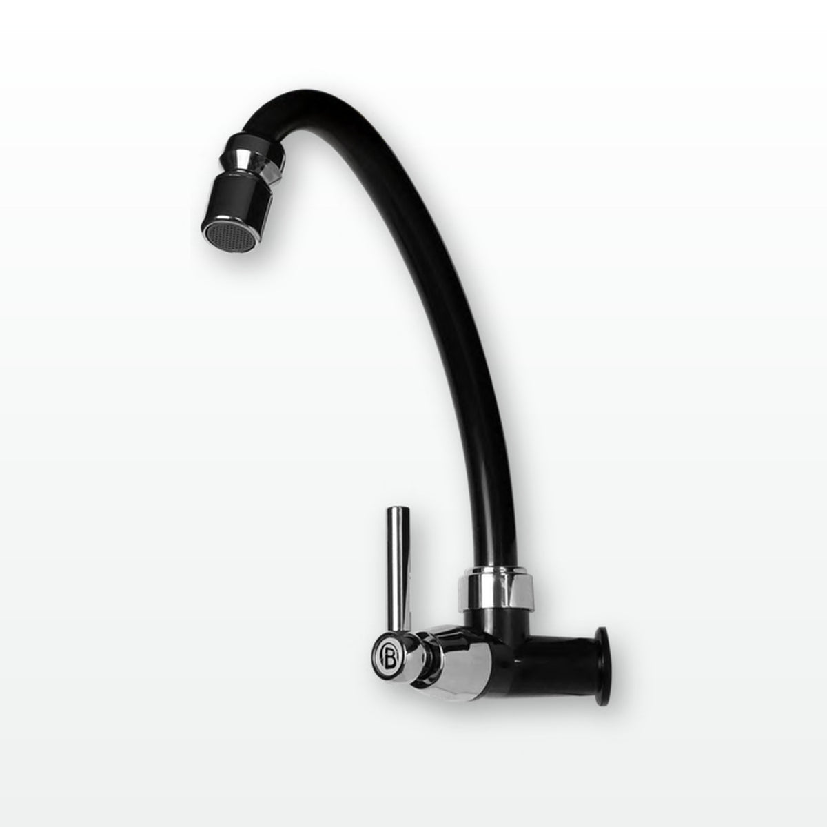 Llave sencilla de pared Onyx en ABS negro instalada en cocina clara