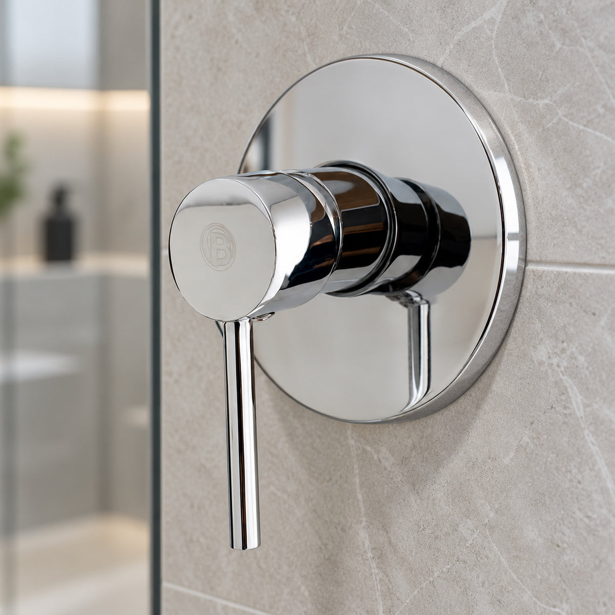 Registro monocontrol para ducha con escudo redondo cromado en acercamiento instalado