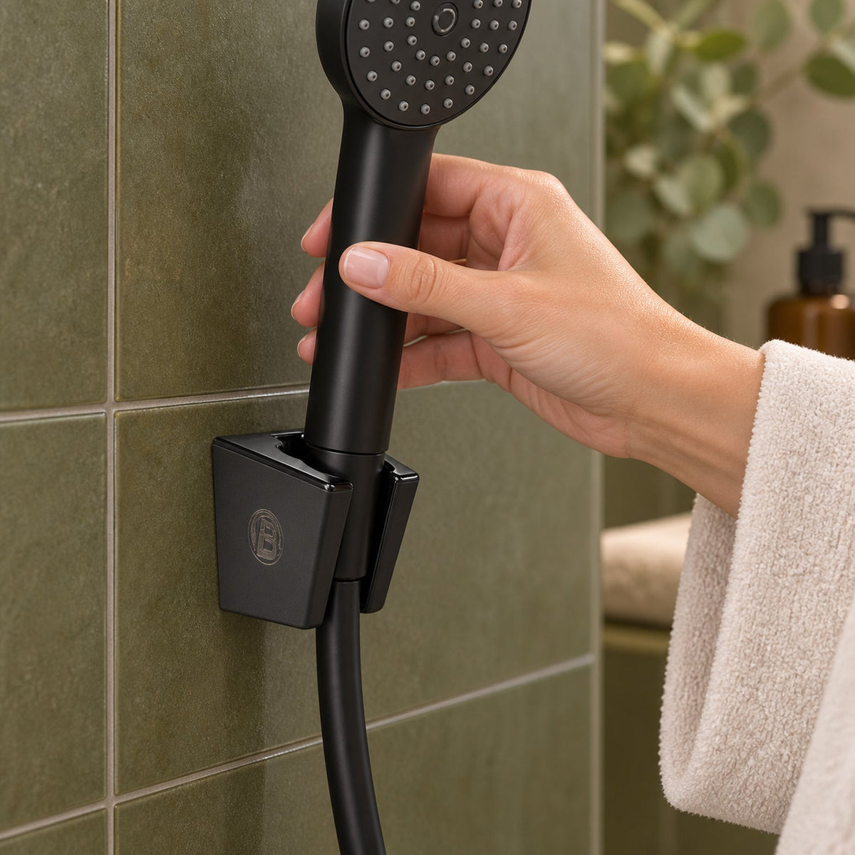 Acercamiento instalado con persona — Soporte Fijo para Teleducha en ABS Negro
