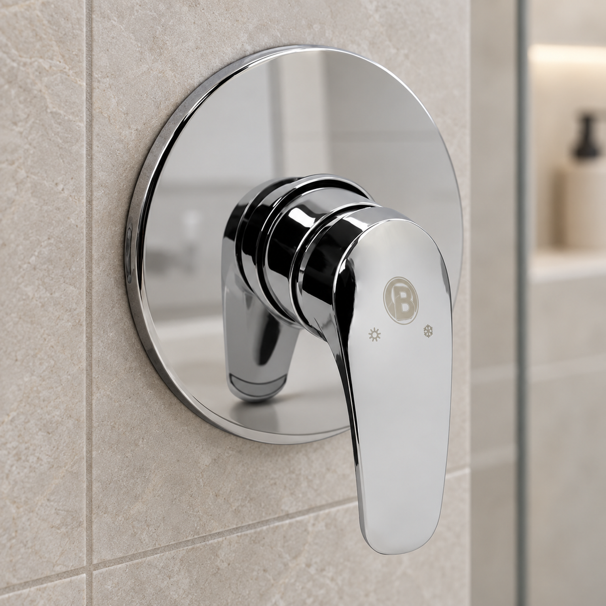 Registro monocontrol para ducha en ABS cromado con escudo redondo en acercamiento instalado