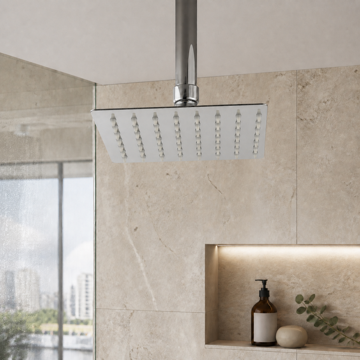 Cabezal de ducha cuadrado cromado instalado en baño moderno, con brazo visible solo como contexto