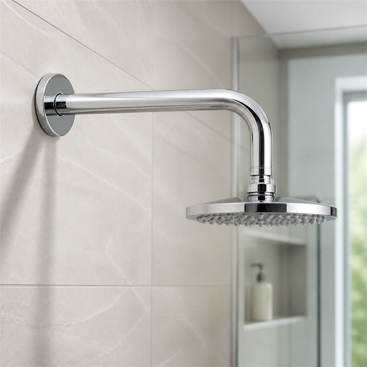 Brazo mural de acero inoxidable instalado con un cabezal de ducha compatible no incluido