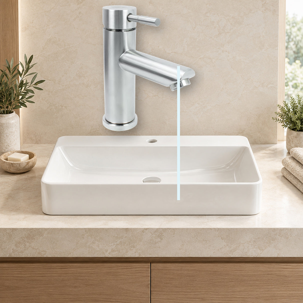 Mezclador para lavamanos en acero inoxidable satinado instalado en baño claro