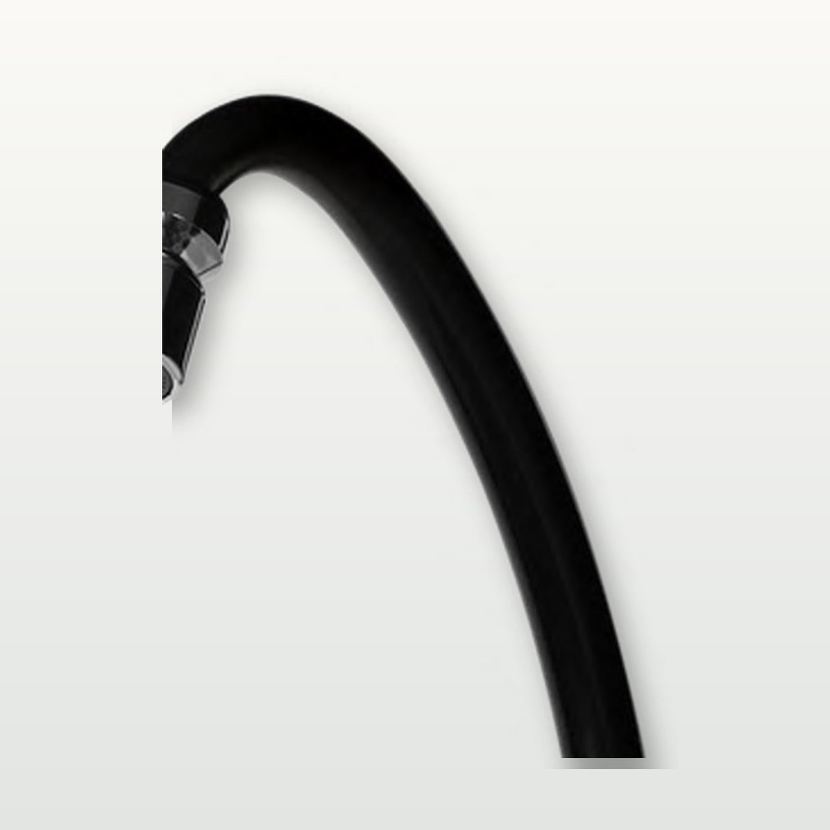 Llave sencilla de pared Onyx en ABS negro instalada en cocina clara