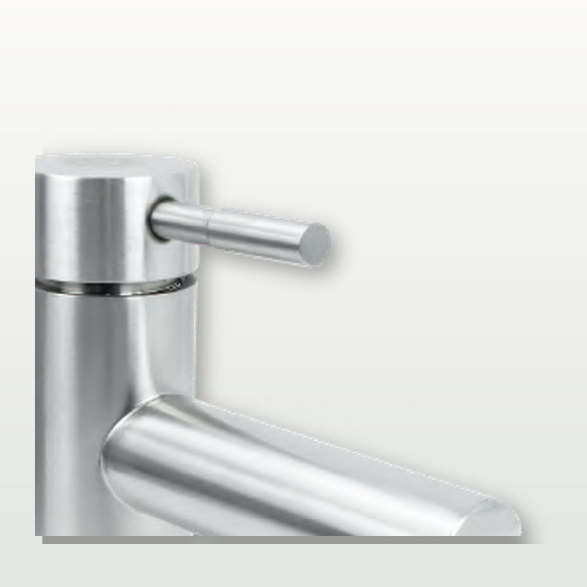Mezclador para lavamanos en acero inoxidable satinado instalado en baño claro