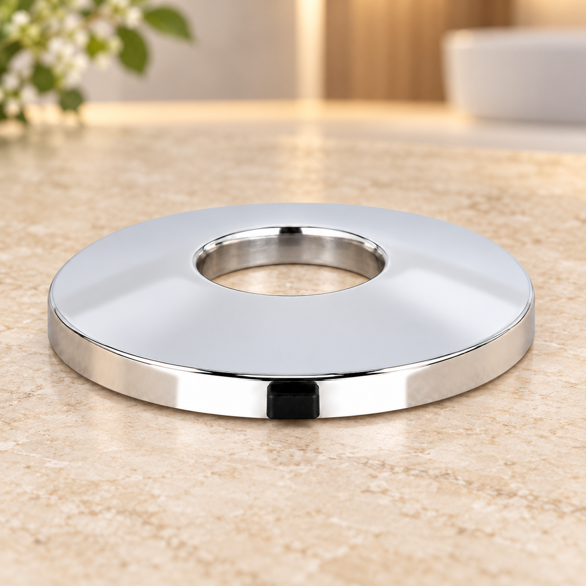 Escudo plano para regadera suelto sobre piedra cálida antes de instalar; accesorios del ambiente no incluidos.