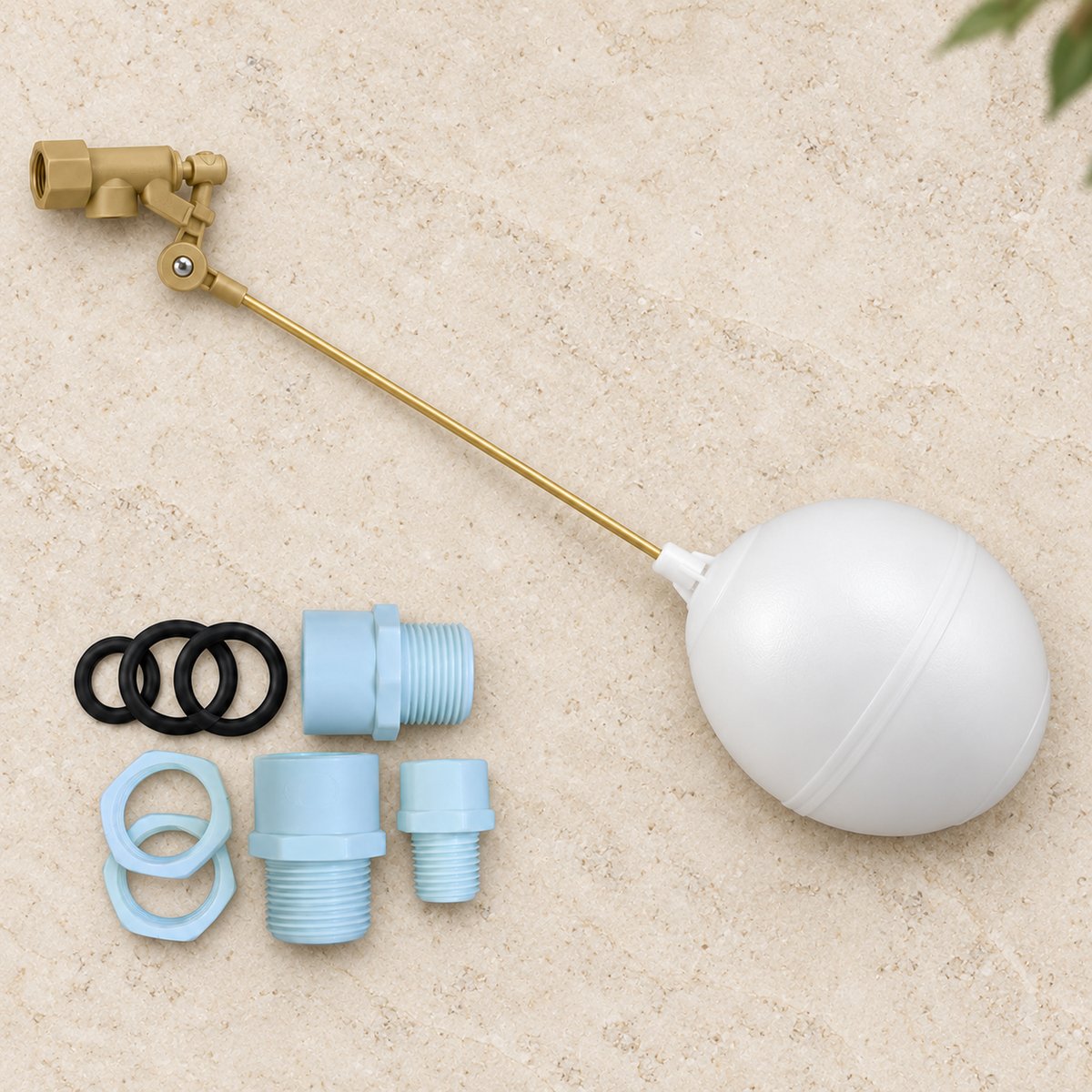 Kit de tanque alto hembra de ½″ con accesorios PVC suelto sobre piedra cálida antes de instalar; accesorios del ambiente no incluidos.
