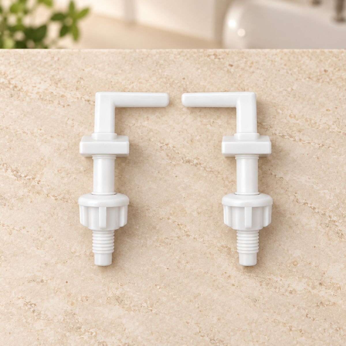 Kit de herrajes para asiento sanitario alongado x 2 suelto sobre piedra cálida antes de instalar; accesorios del ambiente no incluidos.