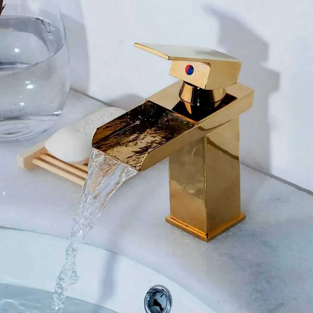 Grifería Lavamanos Baja Cascada Oro Brillante Monocontrol 16 cm con Mezclador Agua Fría y Calient