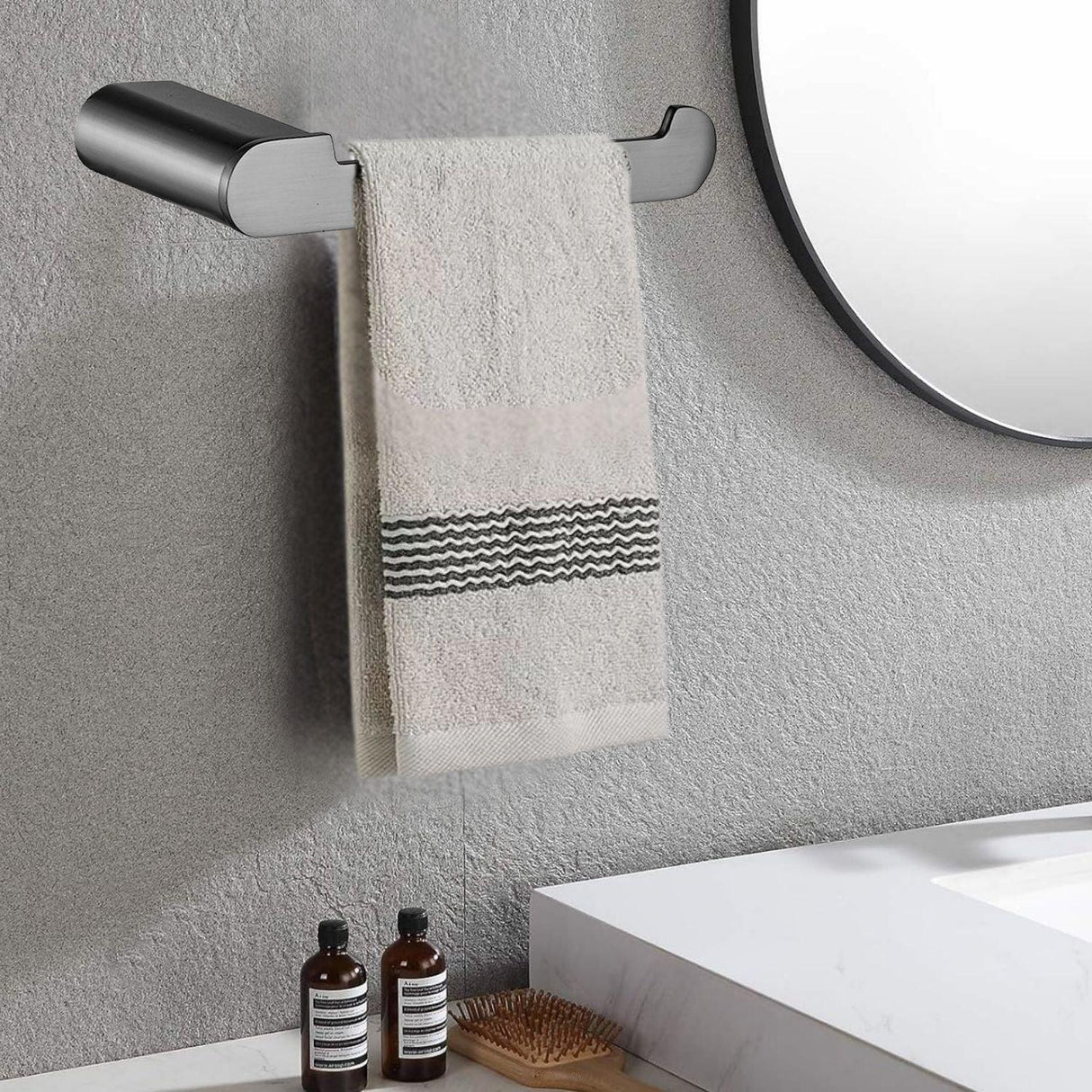 Toallero de mano Kassel gunmetal instalado junto al lavamanos