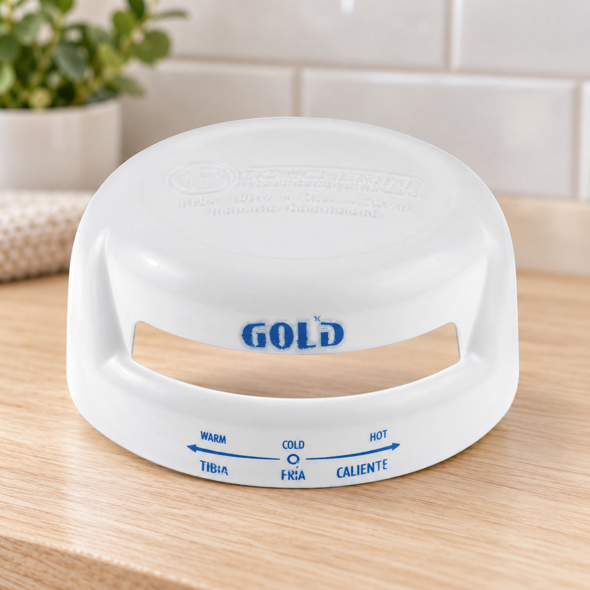 Tapa Blanca con Selector para Ducha Gold 110 V, repuesto completo sobre mesón de madera en un baño, sin instalar
