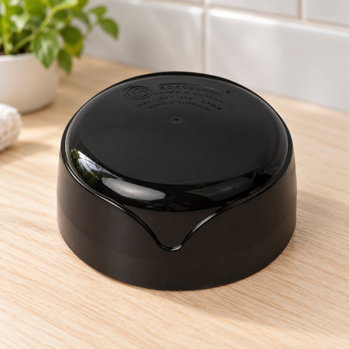 Tapa Negra Superautomática para Ducha Gold 110 V, repuesto completo sobre mesón de madera en un baño, sin instalar