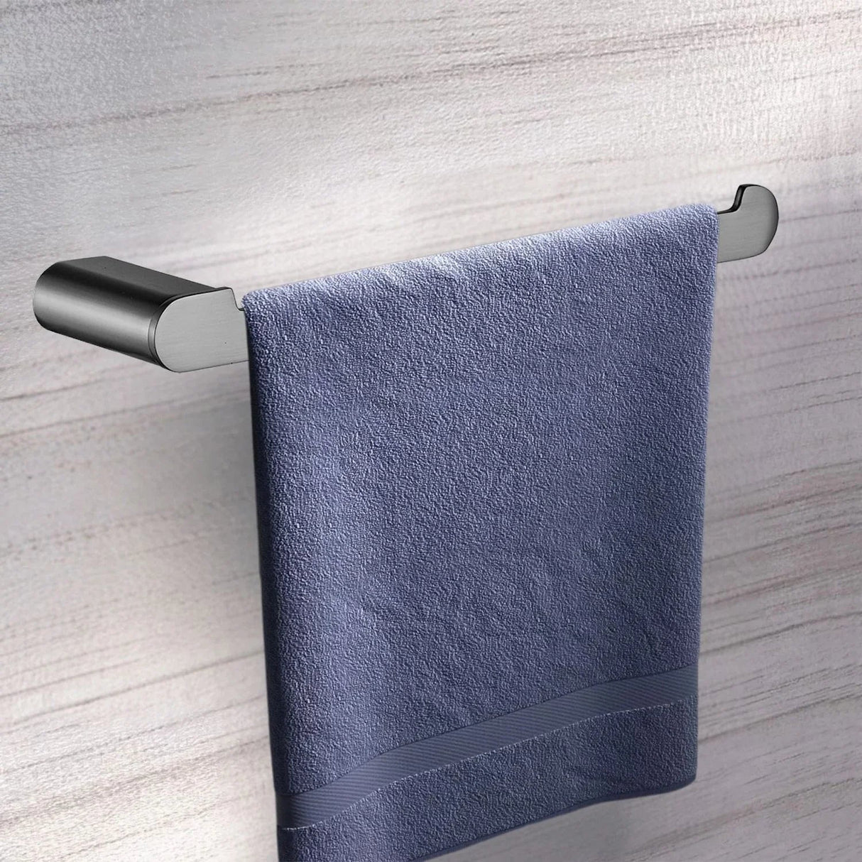 Toallero Kassel gunmetal con toalla azul en pared de baño
