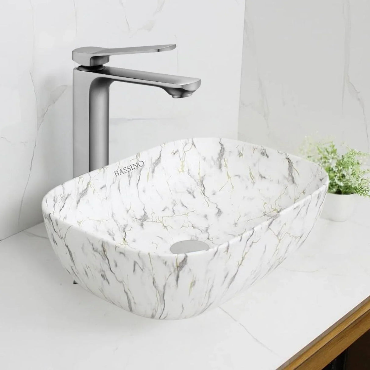 Grifería alta Kassel gunmetal en ambiente de baño contemporáneo