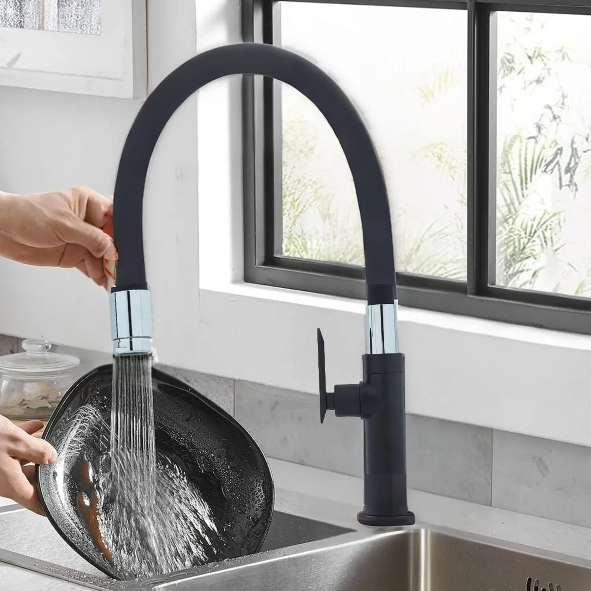 Llave Lavaplatos de Agua Fría con Cuello Flexible Dirigible - Negro Mate y Cromo