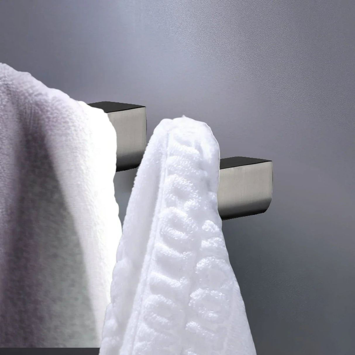 Detalle de uso del perchero Kassel gunmetal con toallas