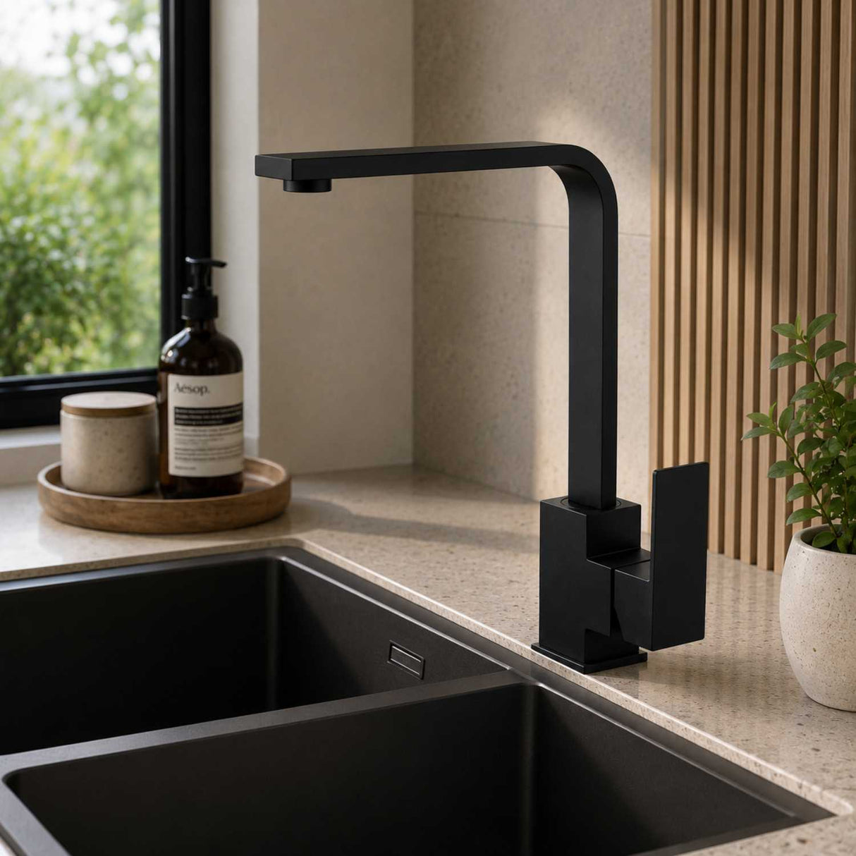 Grifería Lavaplatos Negra Mate Cuello L Cuadrado Monocontrol 34 cm para Cocina Moderna