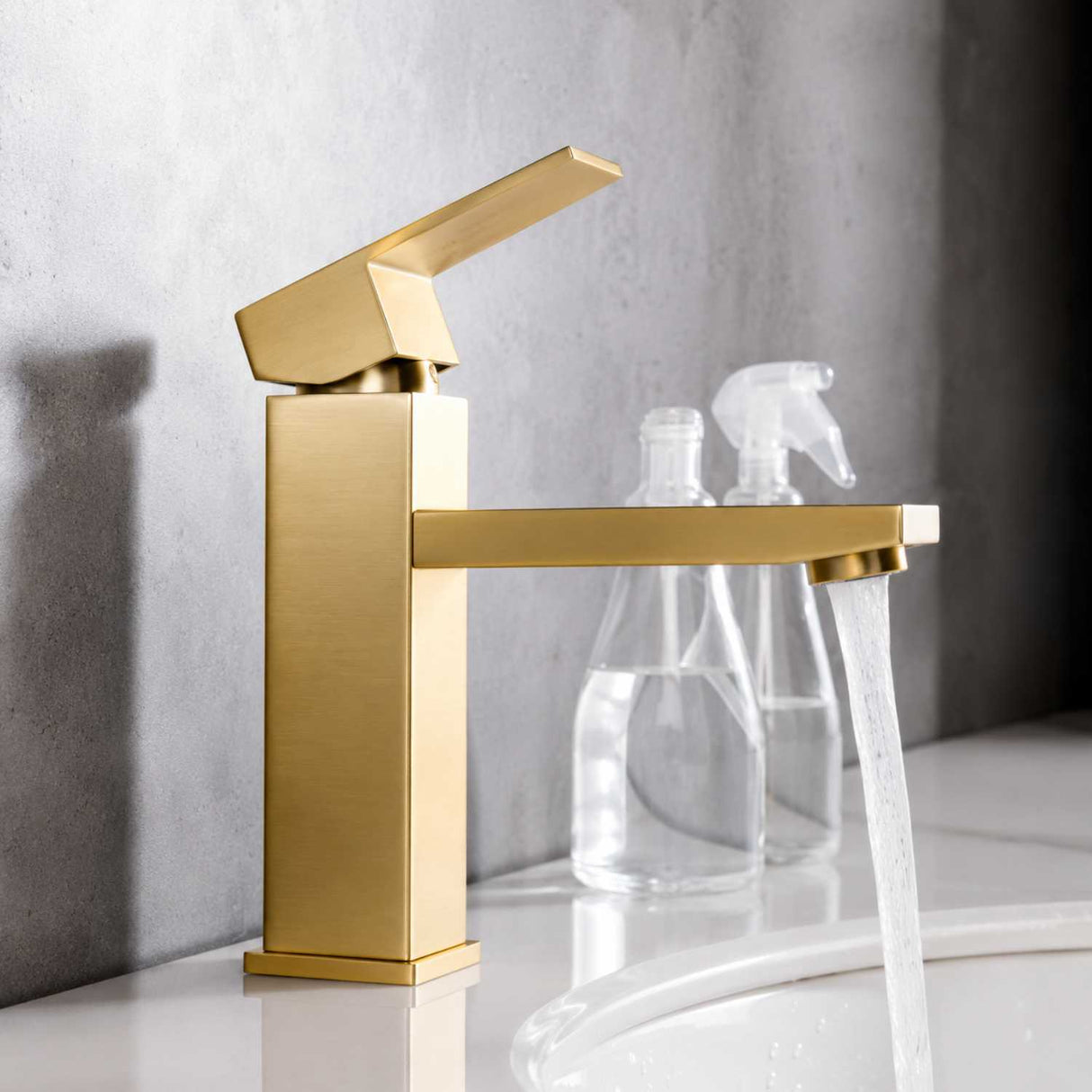 Grifería Lavamanos Baja Monocontrol Cuadrada Oro Cepillado 17 cm Alto x 10 cm Alcance Diseño Moderno Premium