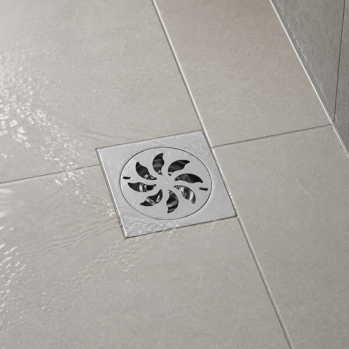 Rejilla de piso antiolor instalada en ducha