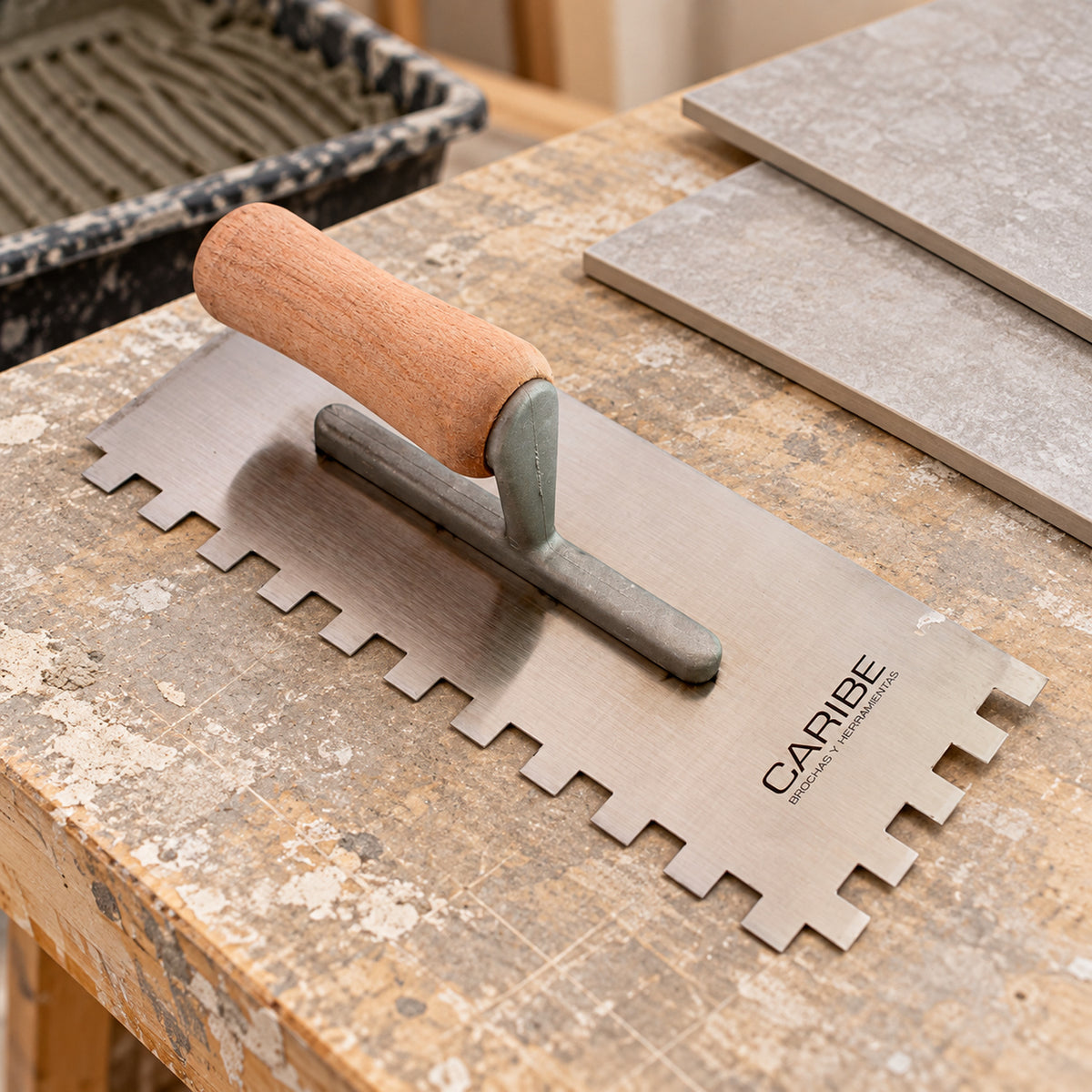 Llana Dentada 10 × 10 mm Con Mango De Madera — ambientacion amplia