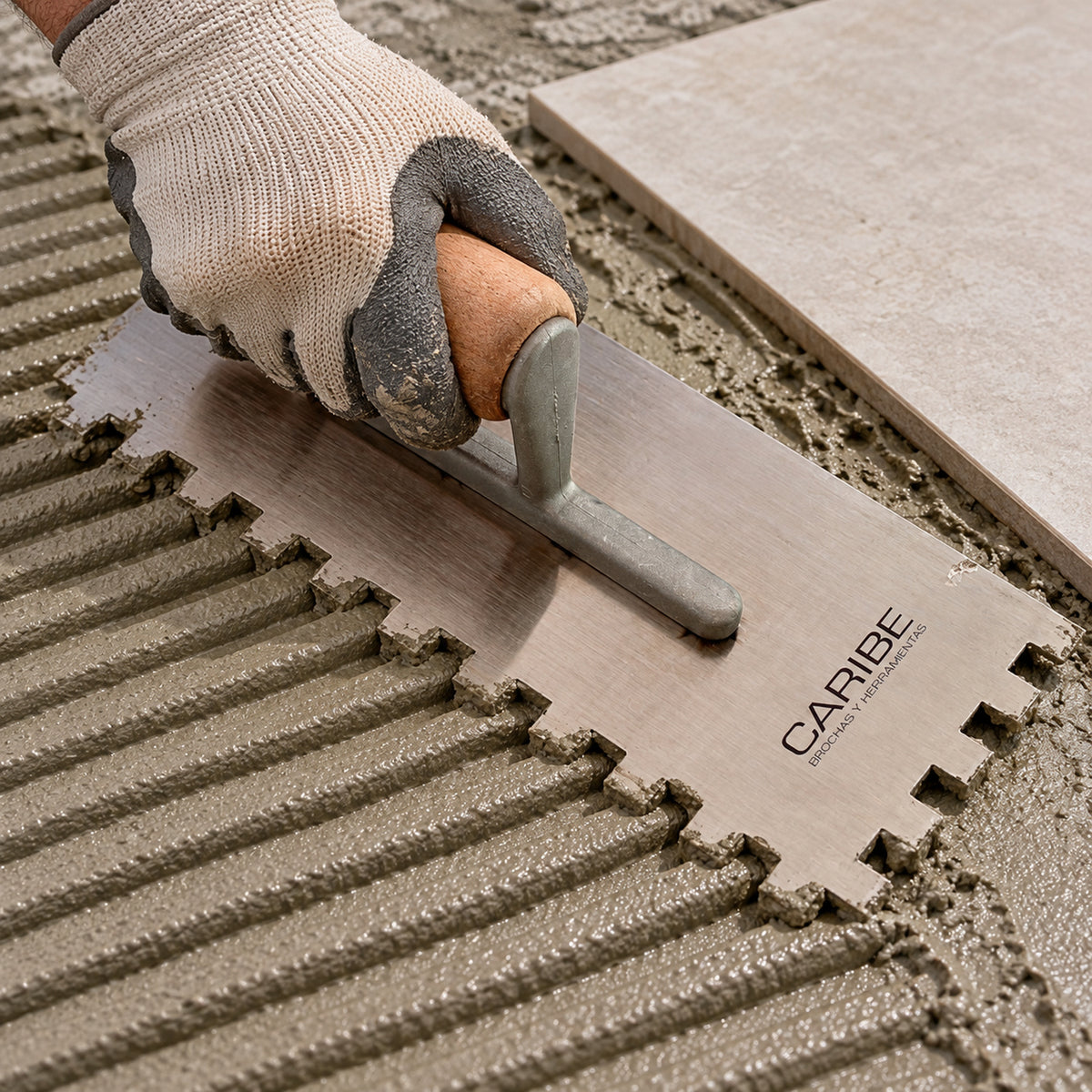 Llana Dentada 10 × 10 mm Con Mango De Madera — ambientacion cercana
