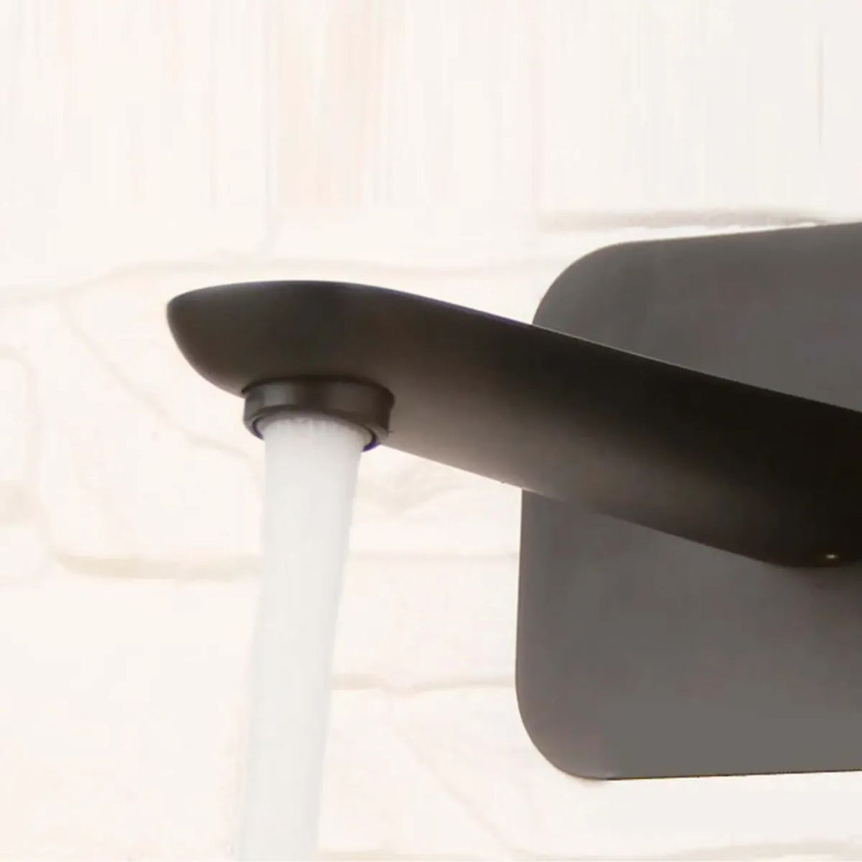 Grifería Lavamanos de Pared Negra Cuadrada Monocontrol | Diseño Moderno Mate