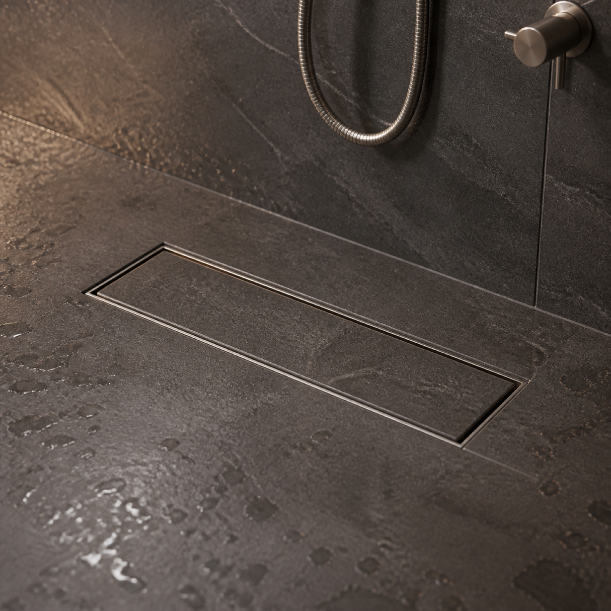 Desagüe invisible integrado con porcelanato en una ducha oscura