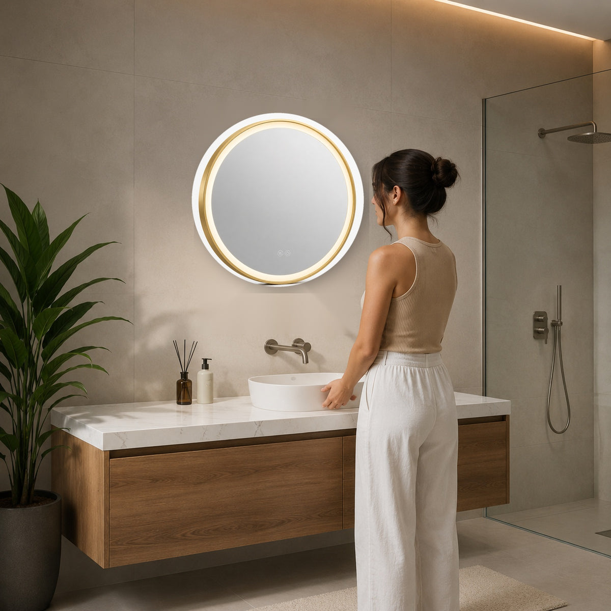 Espejo LED redondo de 60 cm instalado con referencia humana de escala
