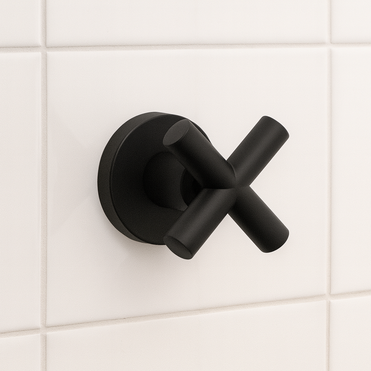 Manija Para Ducha Cruz Negra Con Espigo Acabado Mate Color Negro