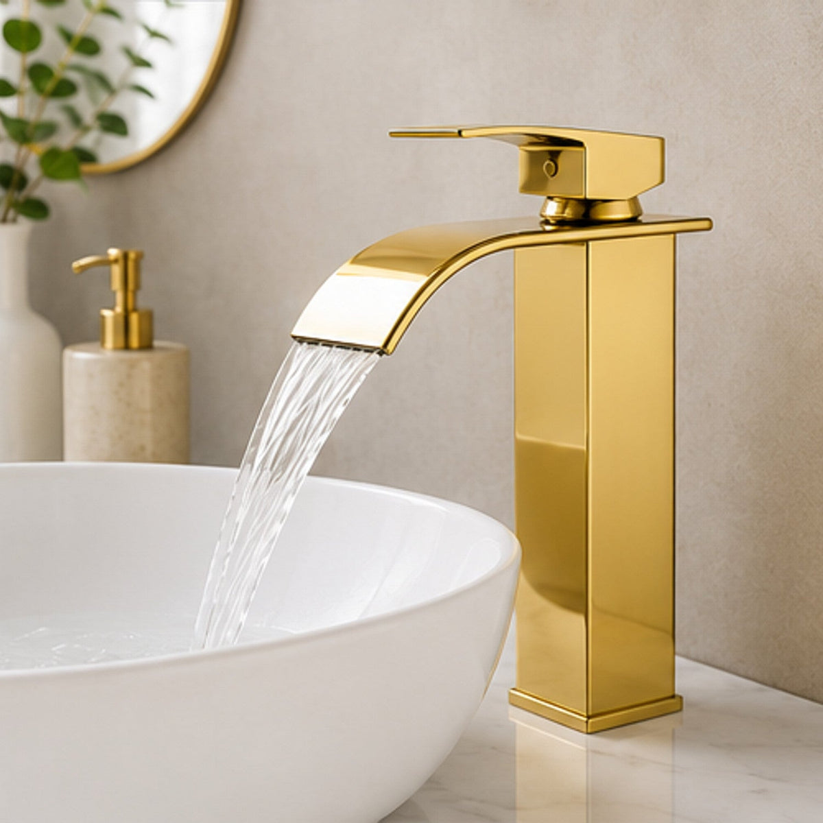 Grifería monocontrol cascada oro brillante SKU 210G en funcionamiento