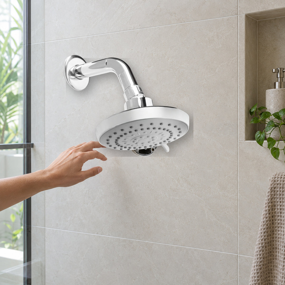 AG-HD04: regadera exacta instalada en ducha con mano de usuario