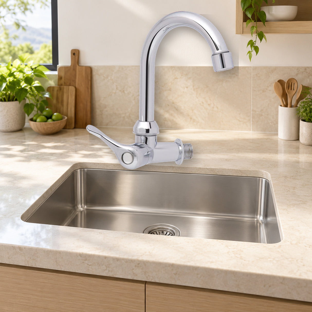 Llave sencilla de pared en ABS cromado instalada en cocina clara