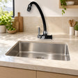 Llave sencilla de pared Onyx en ABS negro instalada en cocina clara