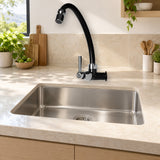 Llave sencilla de pared Onyx en ABS negro instalada en cocina clara
