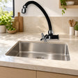 Llave sencilla de pared Onyx en ABS negro con cruceta instalada en cocina clara