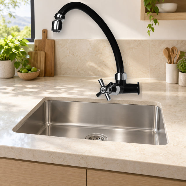Llave sencilla de pared Onyx en ABS negro con cruceta instalada en cocina clara