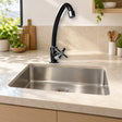 Llave sencilla de pared Onyx en ABS negro con cruceta instalada en cocina clara