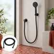 manguera flexible negra para teleducha de 2 m instalado en baño contemporáneo