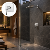 Registro monocontrol cromado con escudo cuadrado instalado en un baño contemporáneo de piedra oscura
