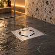 Rejilla de piso con diseño circular ambientada en ducha