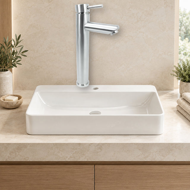 Mezclador alto para lavamanos en acero inoxidable satinado instalado en baño claro