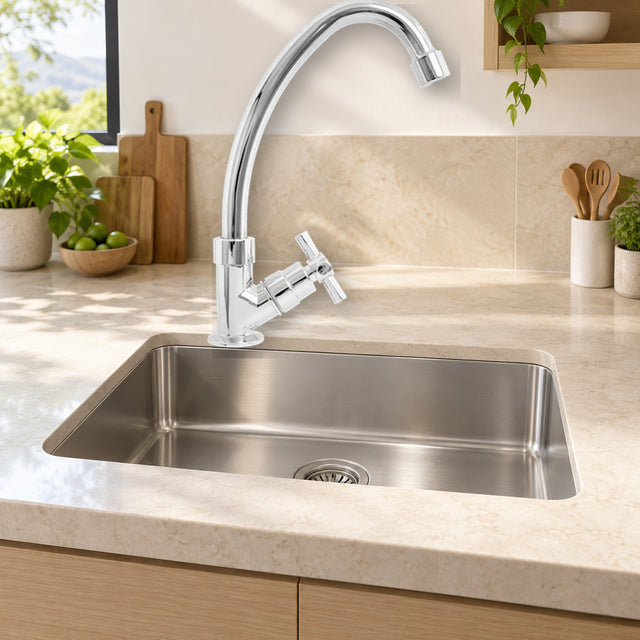 Llave sencilla de pared en ABS cromado con cruceta instalada en cocina clara
