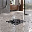 Rejilla de piso negra antiolor instalada en ducha