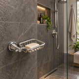 Jabonera de rejilla en aluminio cromado con base redonda ambientada en baño, vista amplia