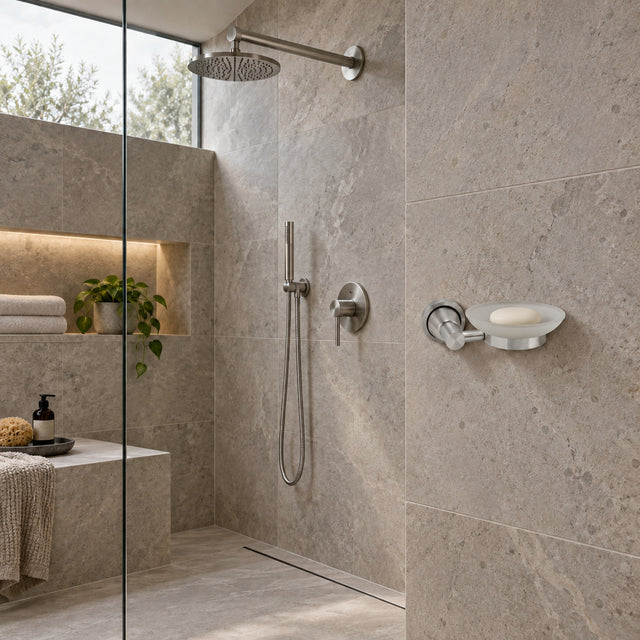 Jabonera mural de aluminio cromado con plato de cristal ambientada en baño, vista amplia