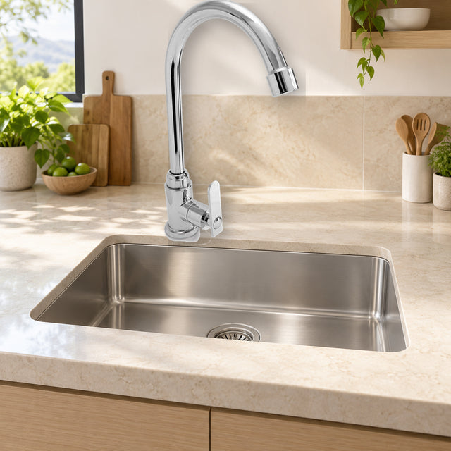 Llave sencilla de pared en ABS cromado instalada en cocina clara